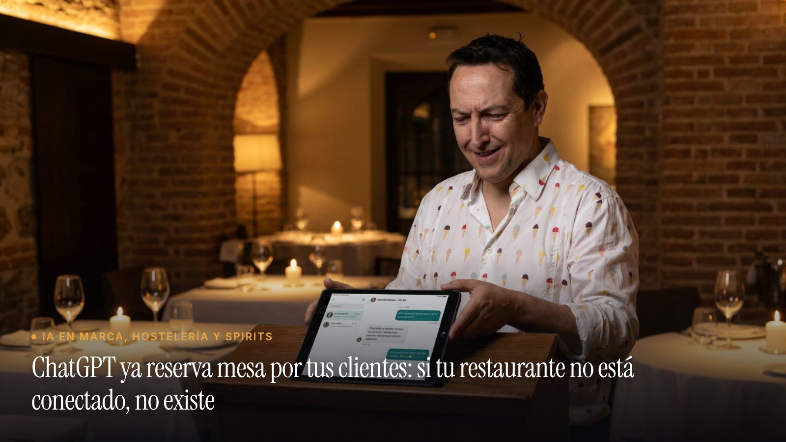 José Manuel Antelo en el atril de un restaurante mostrando una reserva confirmada por chat en una tableta